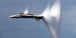 Diamond Painting eines grauen Kampfjets im Flug mit großer Kondensationswolke vor blauem Himmel

