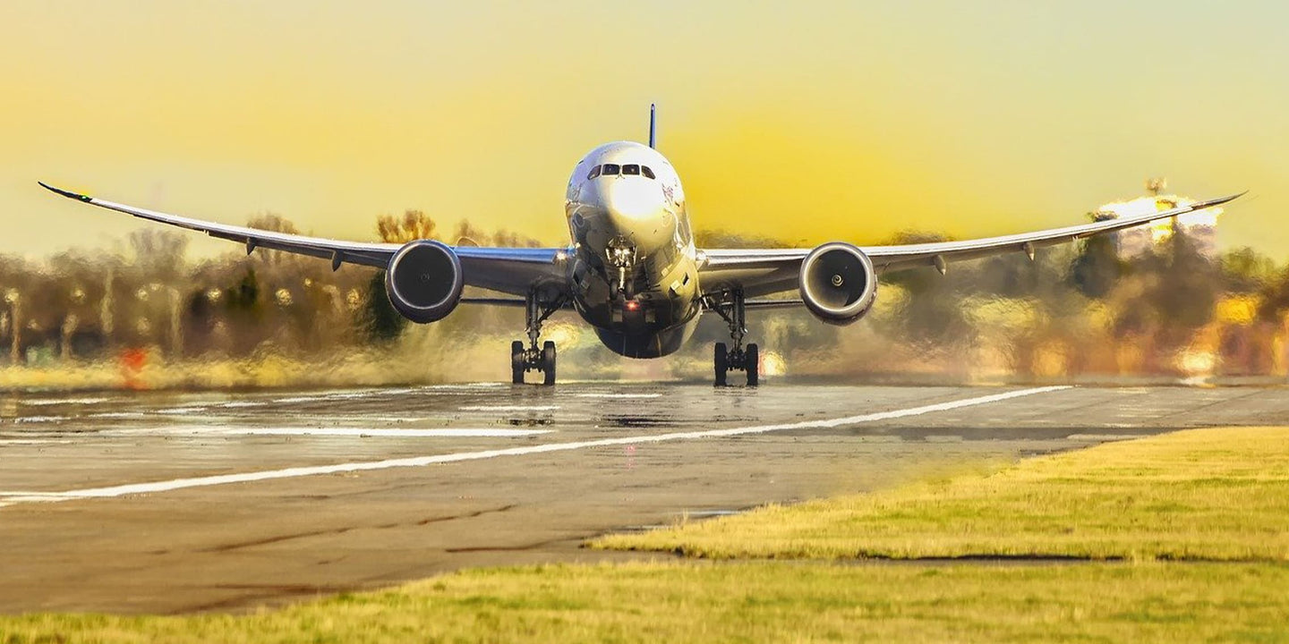 Diamond Painting eines Passagierflugzeugs beim Start auf einer beleuchteten Startbahn.
