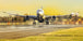 Diamond Painting eines Passagierflugzeugs beim Start auf einer beleuchteten Startbahn.