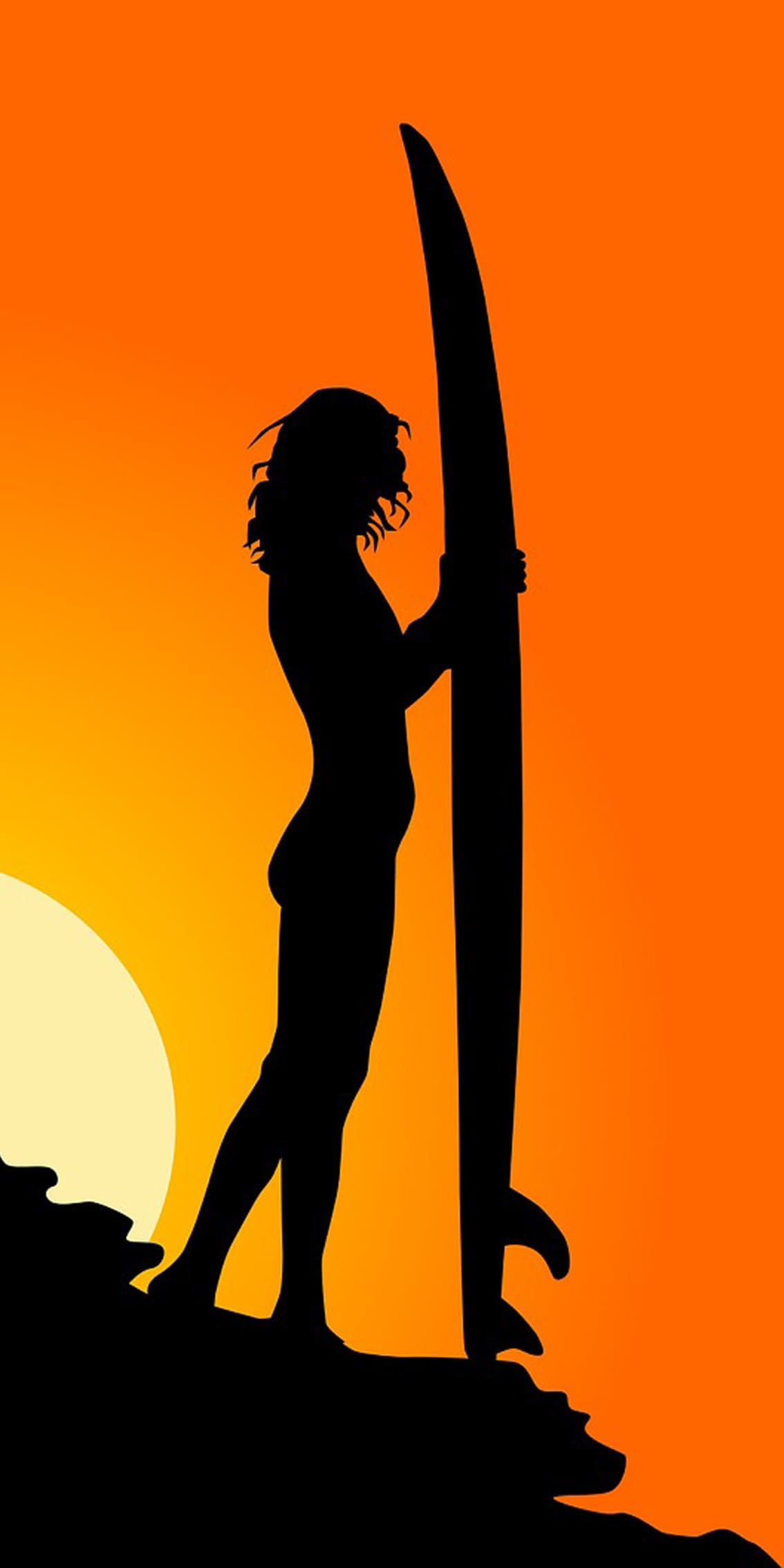 Diamond Painting mit schwarzer Surferin und langem Surfbrett vor orangegelbem Sonnenuntergang.
