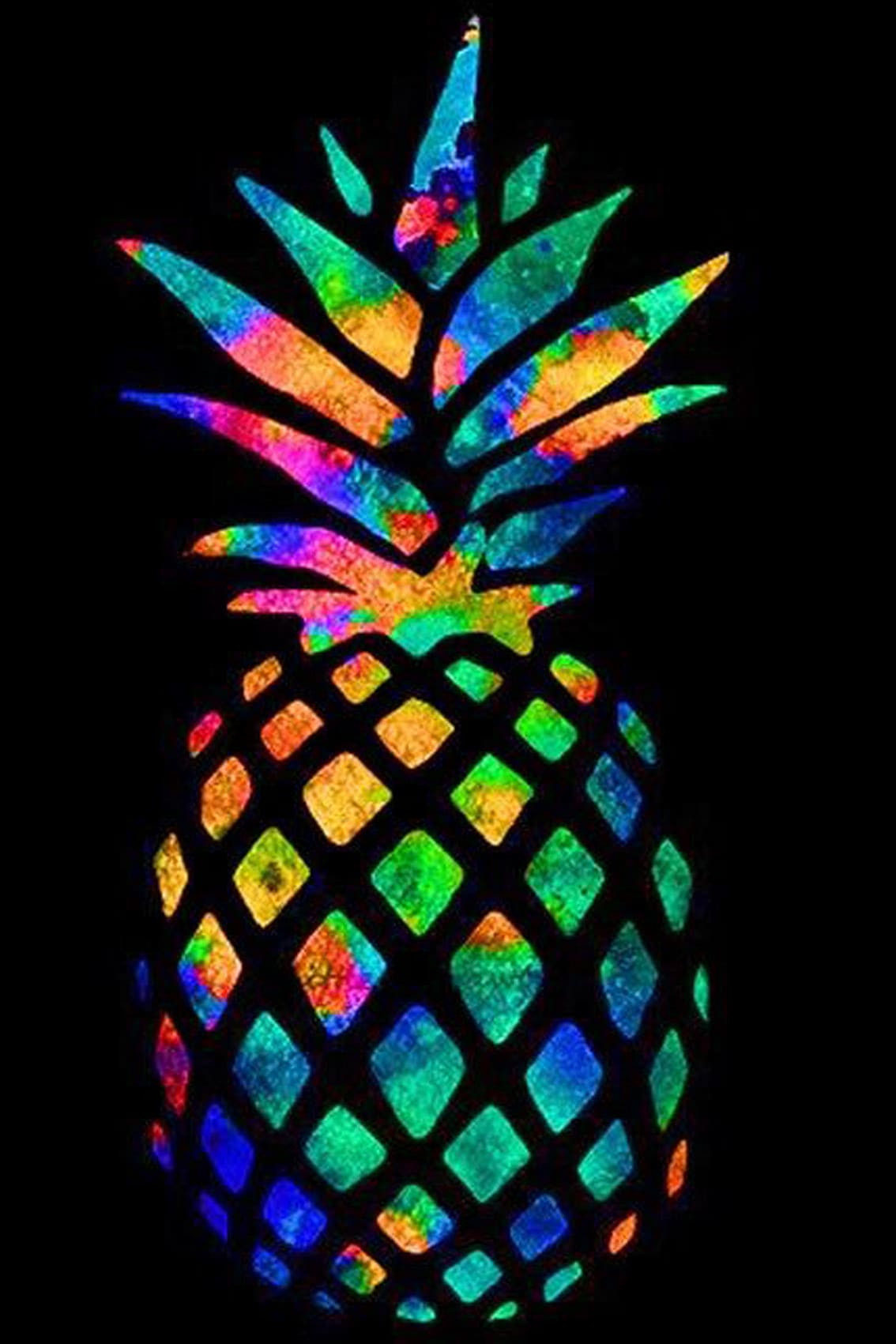 Buntes Diamond Painting einer Ananas in Neon-Regenbogenfarben auf schwarzem Hintergrund. 
