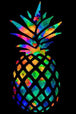 Buntes Diamond Painting einer Ananas in Neon-Regenbogenfarben auf schwarzem Hintergrund. 
