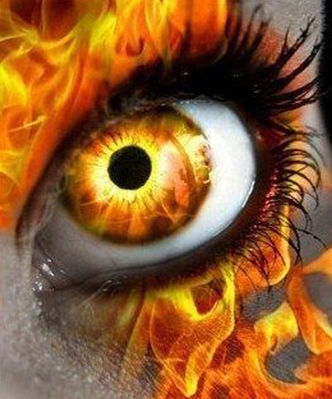 Diamond Painting eines menschlichen Auges mit brennender Iris umgeben von lodernden Flammen auf dunklem Grund. 
