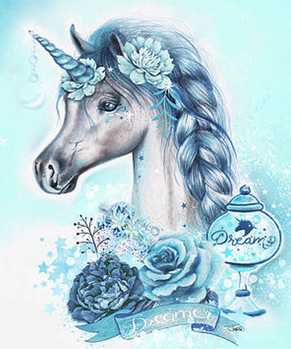 Diamond Painting eines kleinen weißen Einhorns mit blauer Mähne umgeben von hellblauen Rosen und Sternen. 
