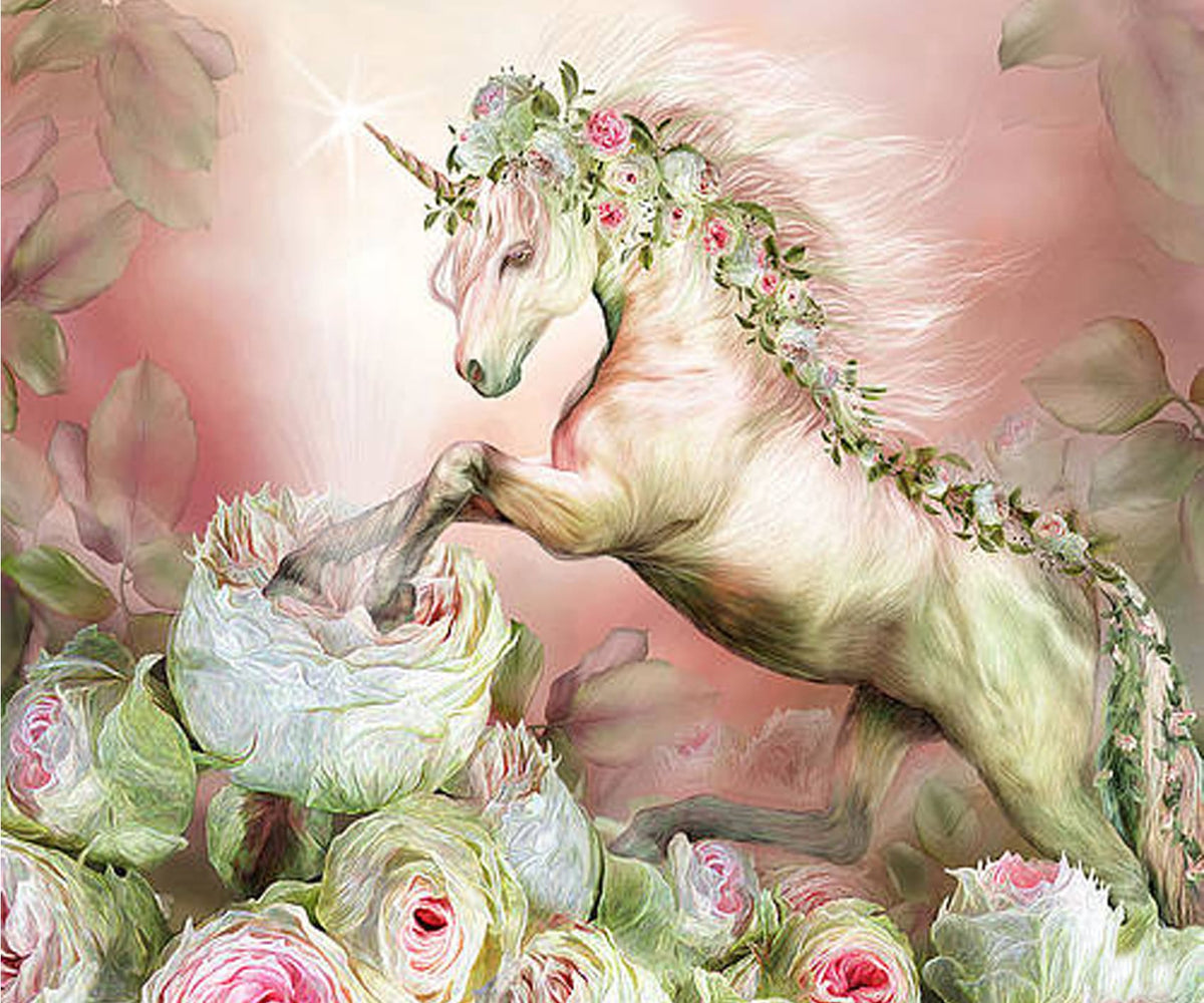 Diamond Painting eines weißen Einhorns mit Blumenkranz, das aus einem Bett von rosa und weißen Rosen steigt. 
