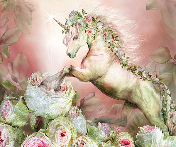 Diamond Painting eines weißen Einhorns mit Blumenkranz, das aus einem Bett von rosa und weißen Rosen steigt. 
