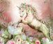 Diamond Painting eines weißen Einhorns mit Blumenkranz, das aus einem Bett von rosa und weißen Rosen steigt. 
