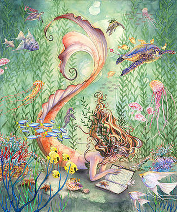 Diamond Painting einer Meerjungfrau, die am Meeresgrund in einem Buch liest, umgeben von Fischen und Korallen. 

