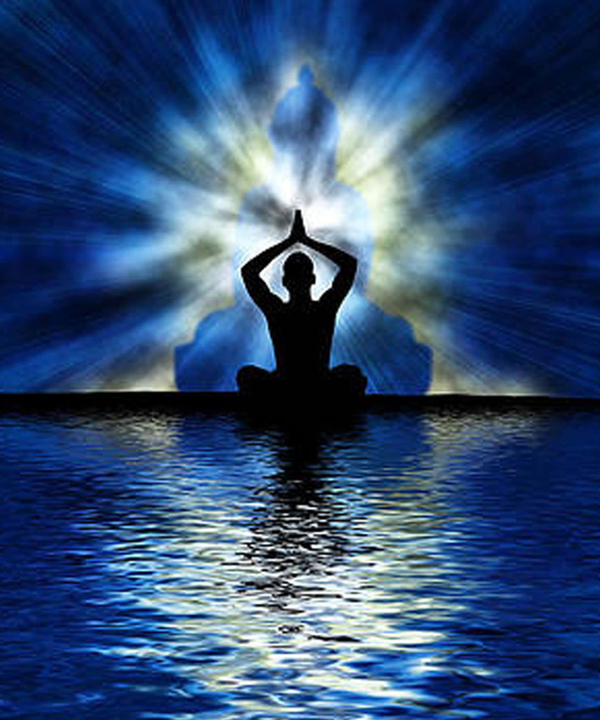 Diamond Painting eines meditierenden Buddhas als Silhouette vor einem blauen Lichtkranz über spiegelndem Wasser. 