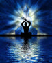 Diamond Painting eines meditierenden Buddhas als Silhouette vor einem blauen Lichtkranz über spiegelndem Wasser. 