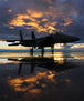 Diamond Painting eines Kampfjets auf der Landebahn im goldenen Sonnenuntergang mit Spiegelung im Wasser. 