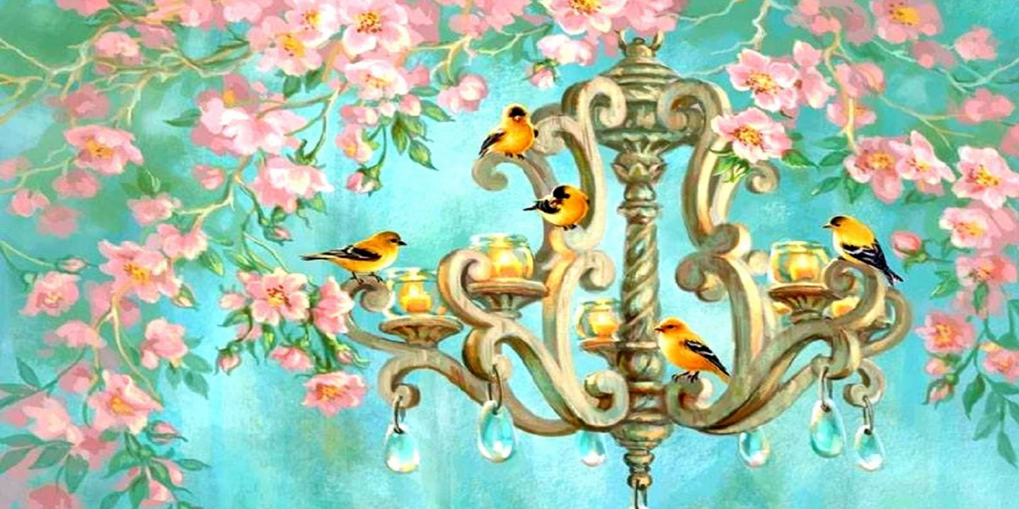 Diamond Painting eines antiken Kronleuchters mit brennenden Kerzen und einem Schwarm Stieglitzen vor einem Hintergrund aus rosa Rosen.
