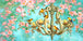 Diamond Painting eines antiken Kronleuchters mit brennenden Kerzen und einem Schwarm Stieglitzen vor einem Hintergrund aus rosa Rosen.

