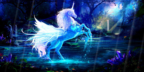Diamond Painting eines leuchtend blauen Einhorns mit Flügeln in einem dunklen Zauberwald.
