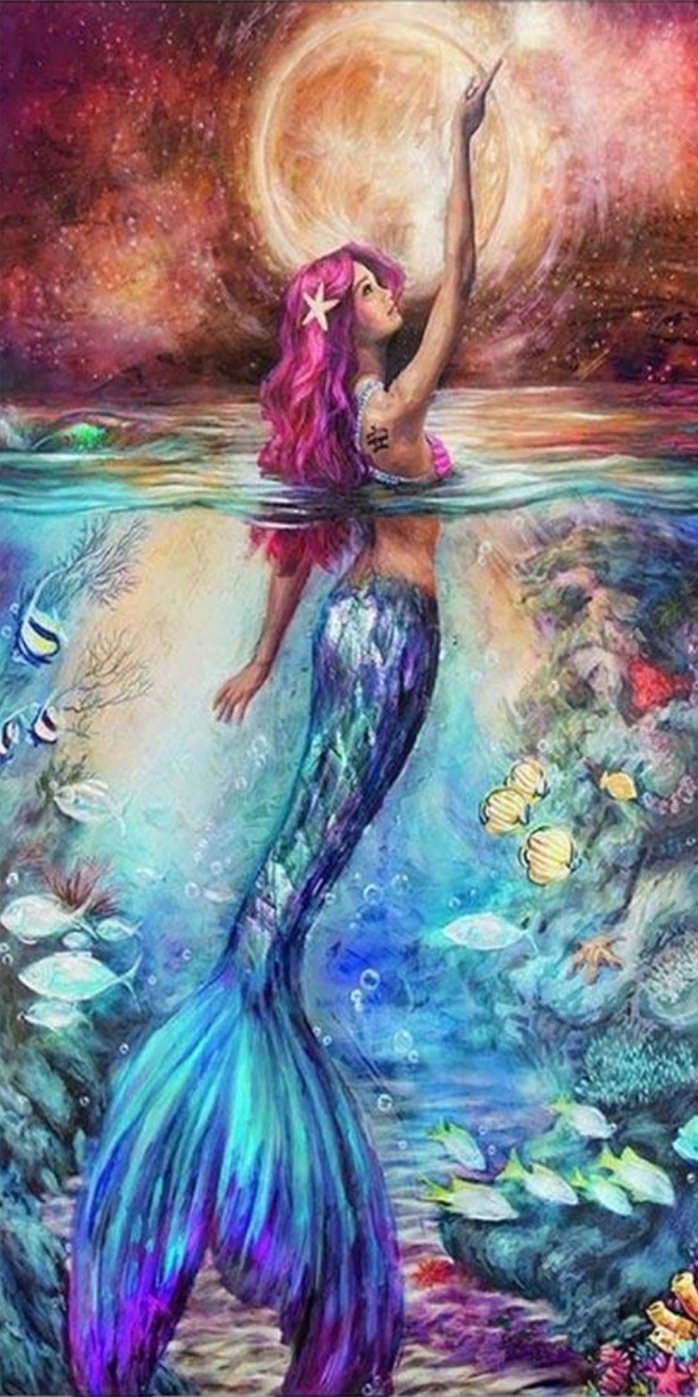 Diamond Painting einer Meerjungfrau unter Wasser mit bunten Korallen und einem Vollmond am Himmel.