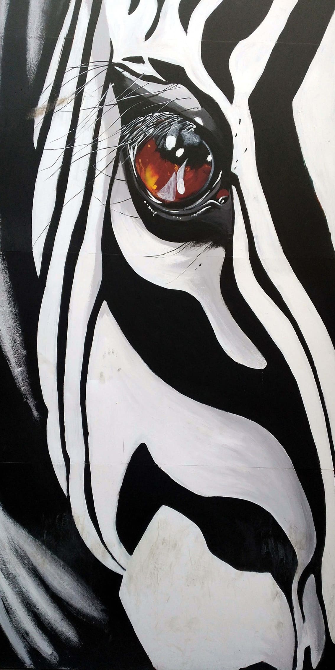 Diamond Painting Nahaufnahme eines Zebras mit einem auffällig leuchtenden Auge.