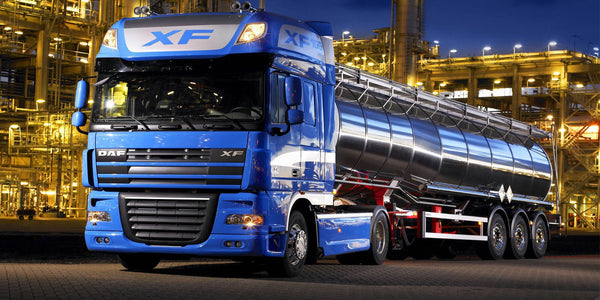 Diamond Painting mit blauem DAF Tanklastzug vor beleuchteter Industrieanlage bei Nacht.
