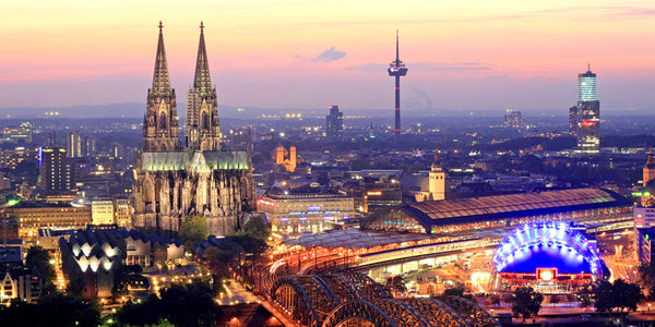 Diamond Painting mit Kölner Dom, Skyline, Hohenzollernbrücke und Abendbeleuchtung.