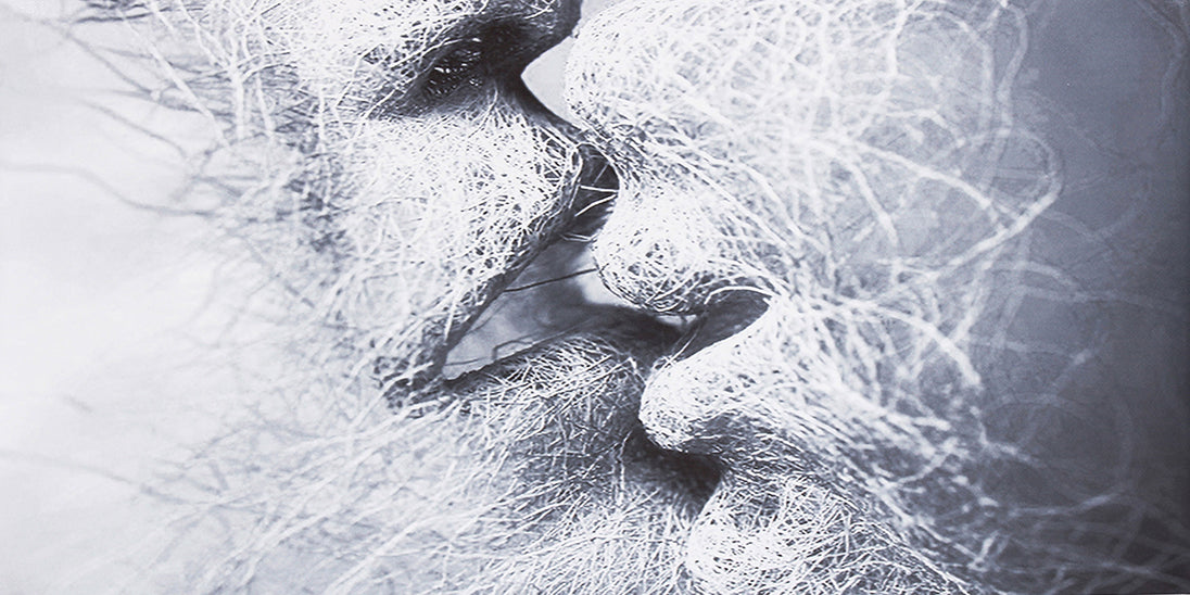 Diamond Painting mit zwei abstrakten Gesichtern in monochromer Linienstruktur und starker Hell-Dunkel-Wirkung.
