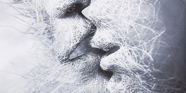 Diamond Painting mit zwei abstrakten Gesichtern in monochromer Linienstruktur und starker Hell-Dunkel-Wirkung.
