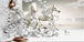 Diamond Painting zweier weißer Pferde, die durch eine zerbrechende weiße Steinmauer springen.
