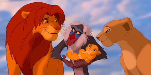 Diamond Painting von Mufasa, Sarabi und Rafiki, der das Löwenbaby Simba unter blauem Himmel präsentiert.
