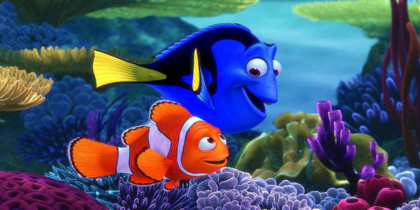 Diamond Painting von Nemo und Dorie, die fröhlich durch ein buntes Korallenriff im tiefblauen Meer schwimmen.
