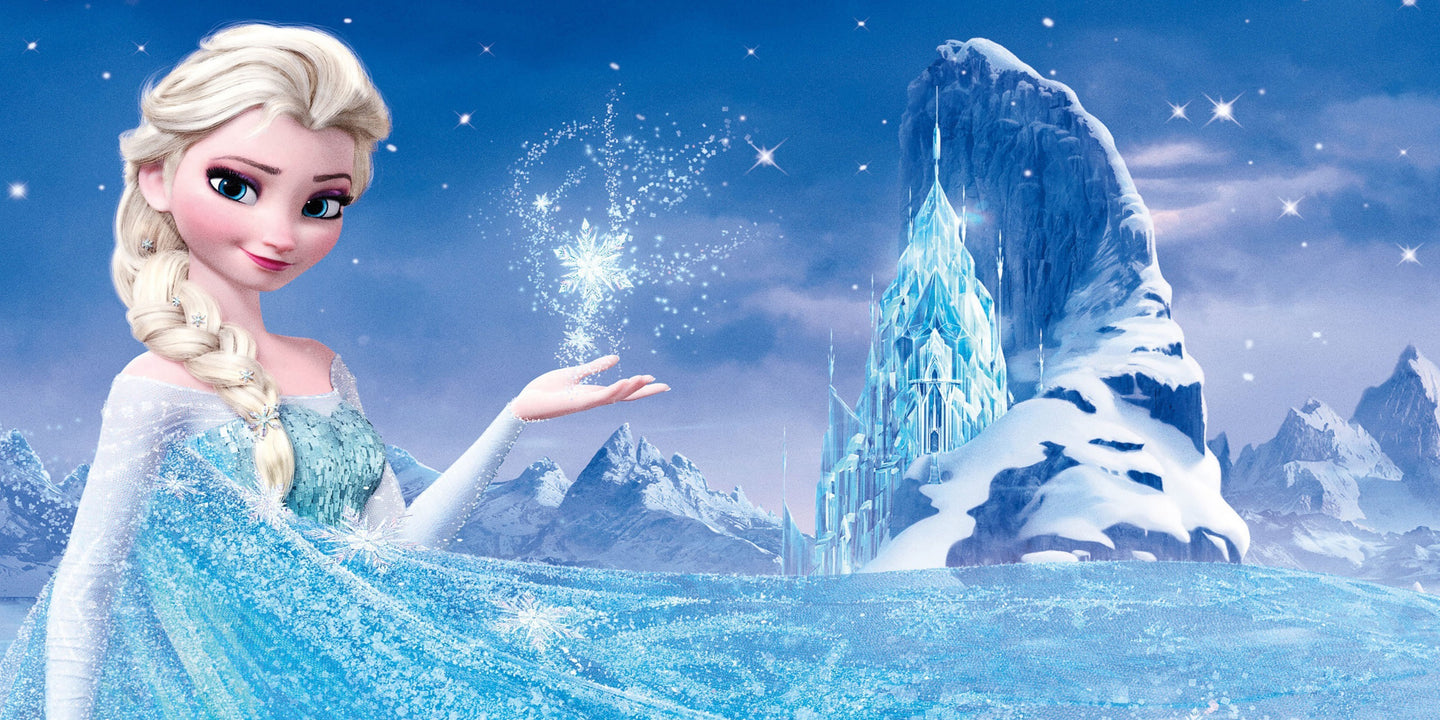 Diamond Painting von Elsa aus Frozen vor ihrem leuchtenden Eisschloss in einer verschneiten Berglandschaft.