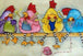 Diamond Painting von vier bunten, strickenden Hühnern auf einer Stange in Gelb, Blau und Pink.
