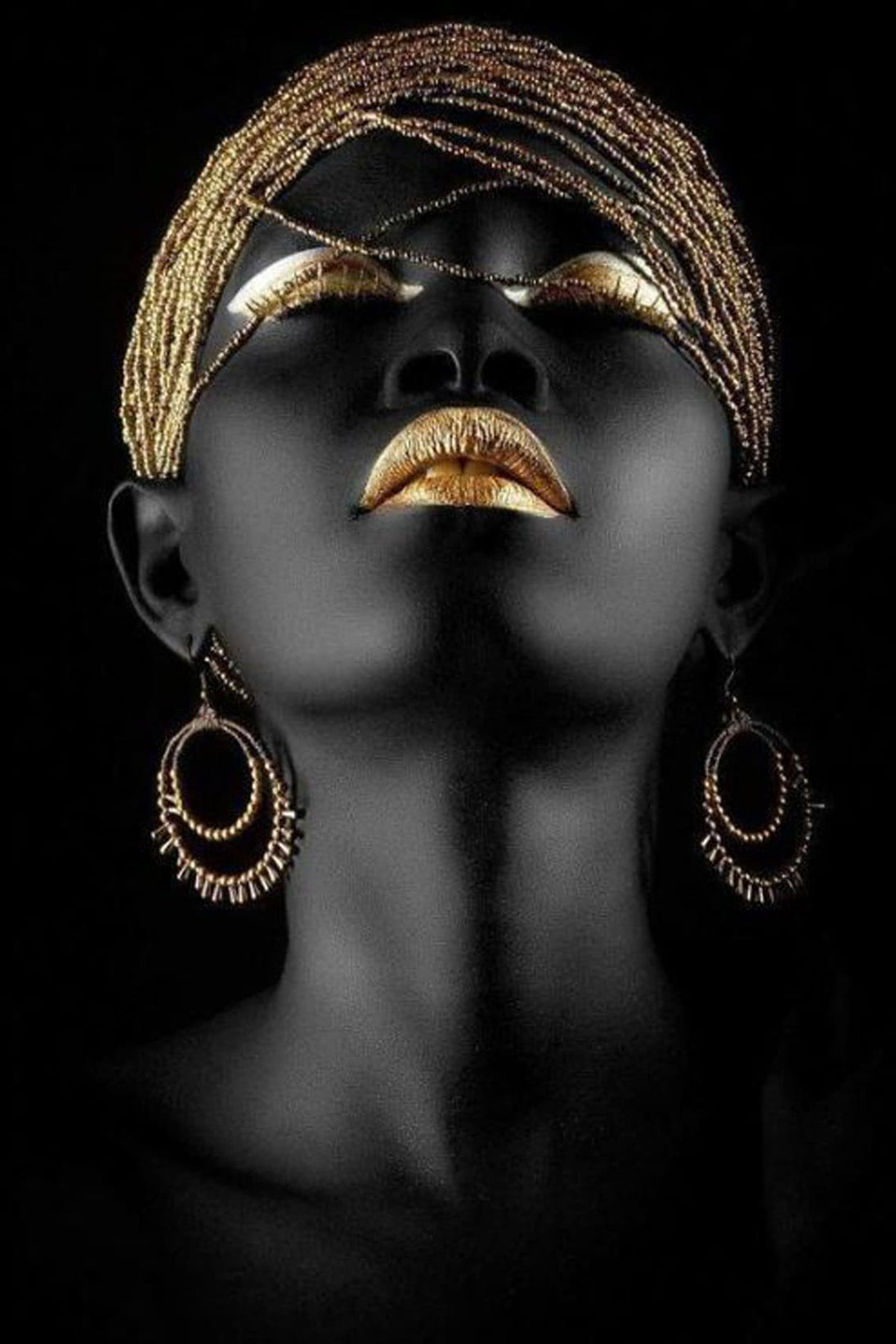 Diamond Painting Portrait einer schwarzen Frau mit goldenem Kopfschmuck und Lippen vor dunklem Grund.
