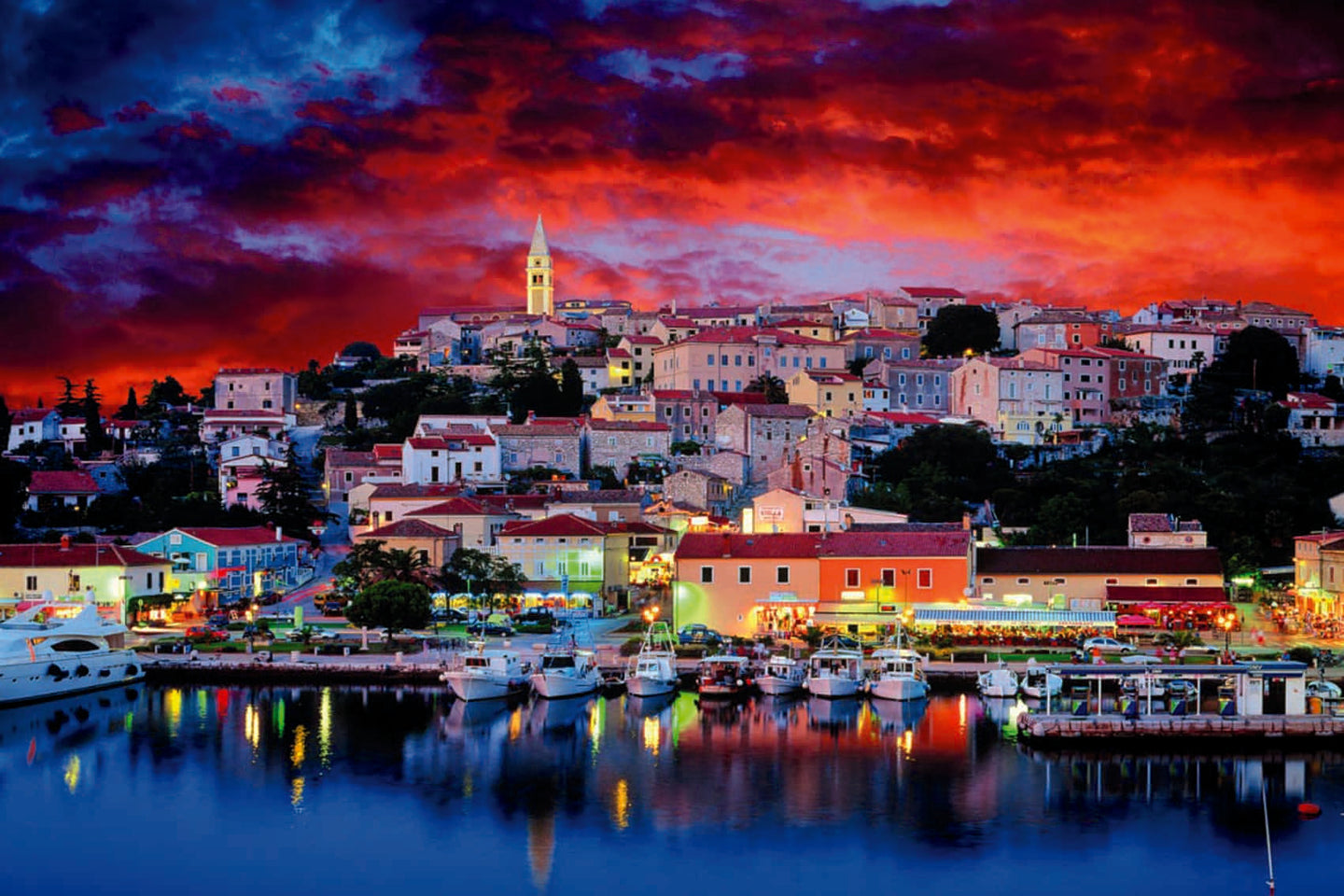Diamond Painting mit mediterranem Hafenort, Booten und farbintensivem Abendhimmel.