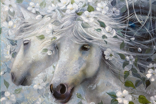 Diamond Painting mit zwei weißen Pferden, weißen Blüten und fließenden Mähnen in sanften Naturfarben.
