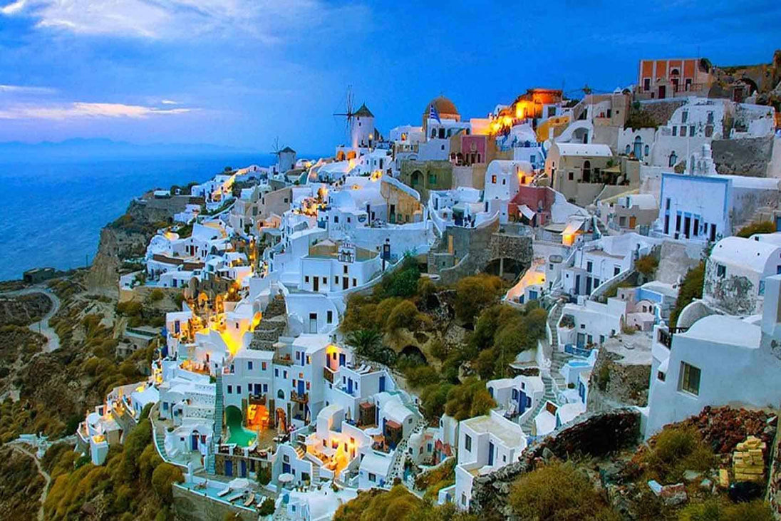 Diamond Painting mit Santorini, weißen Häusern und Abendbeleuchtung an der Steilküste.
