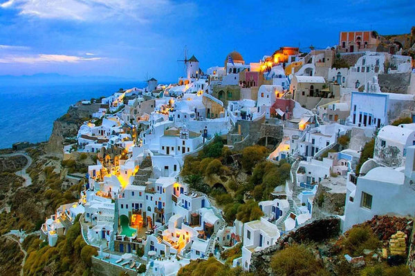 Diamond Painting mit Santorini, weißen Häusern und Abendbeleuchtung an der Steilküste.
