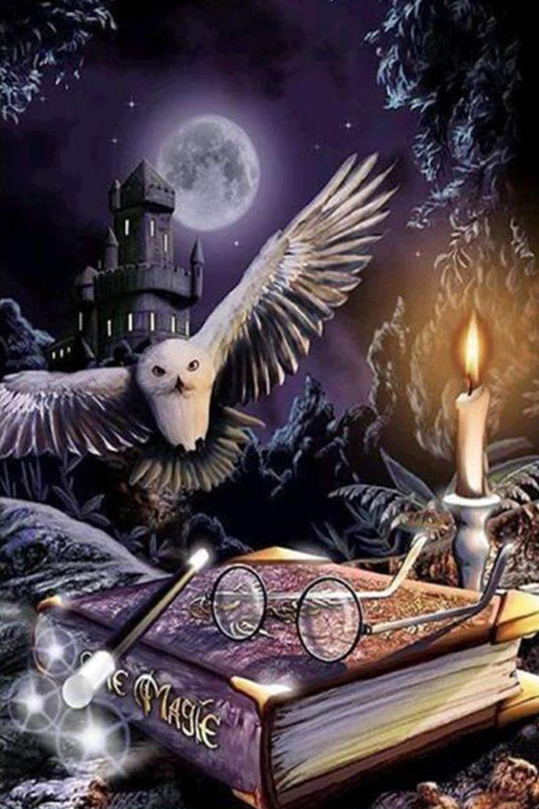 Diamond Painting mit fliegender Schneeeule, Zauberbuch, Vollmond, Kerze und Schloss in einer magischen Nachtlandschaft.
