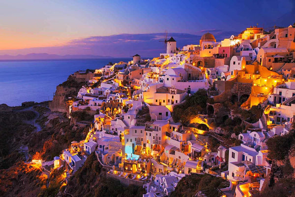 Diamond Painting mit Santorini, weißen Häusern, Windmühlen und Abendlicht über dem Meer.
