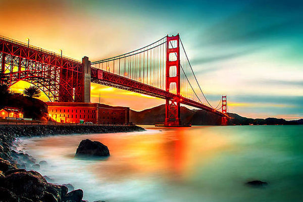 Diamond Painting mit Golden Gate Bridge bei Sonnenuntergang über ruhigem Wasser.
