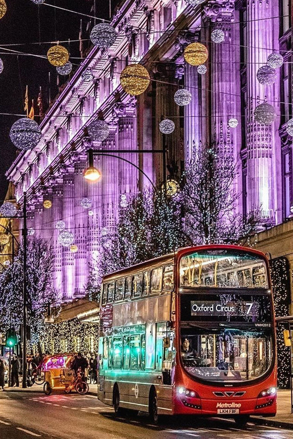 Diamond Painting mit rotem Londoner Doppeldeckerbus vor festlich beleuchtetem Oxford Circus bei Nacht.
