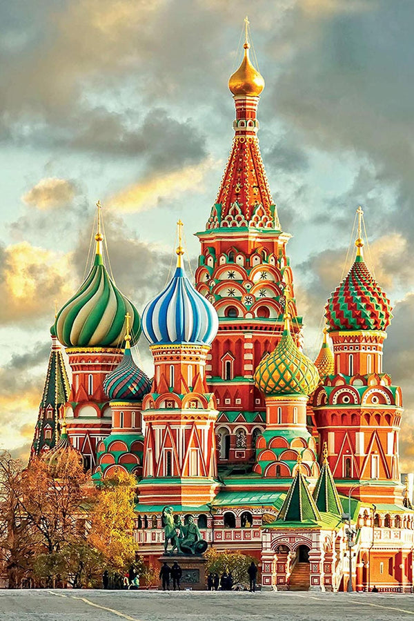 Diamond Painting der Basilius-Kathedrale in Moskau mit farbenfrohen Zwiebeltürmen unter bewölktem Himmel.