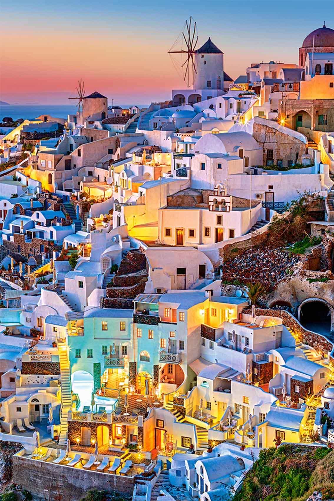 Diamond Painting mit Santorini, weißen Häusern, Windmühlen und Abendhimmel über der griechischen Insel.