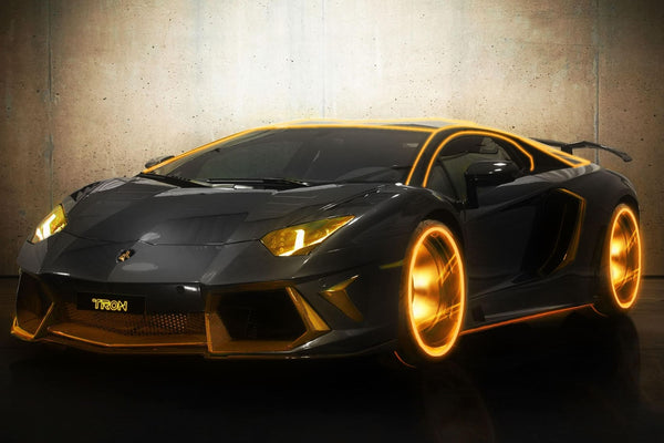 Diamond Painting mit futuristischem schwarzem Supersportwagen und leuchtenden Neon-Gold-Akzenten.