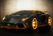 Diamond Painting mit futuristischem schwarzem Supersportwagen und leuchtenden Neon-Gold-Akzenten.