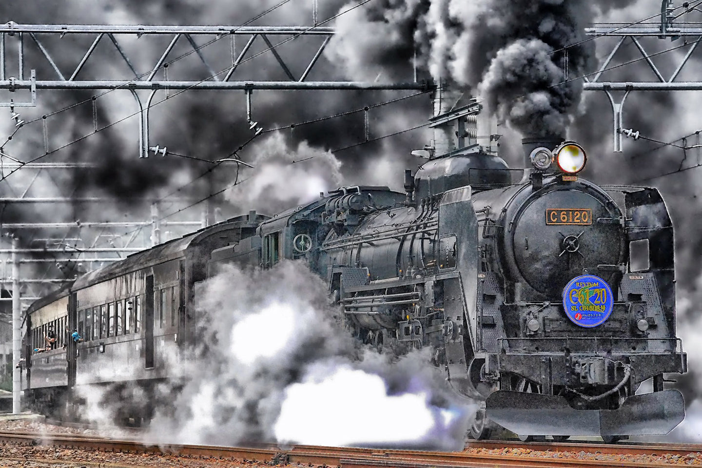 Diamond Painting mit historischer Dampflok und dichter Rauchentwicklung auf Bahngleisen.
