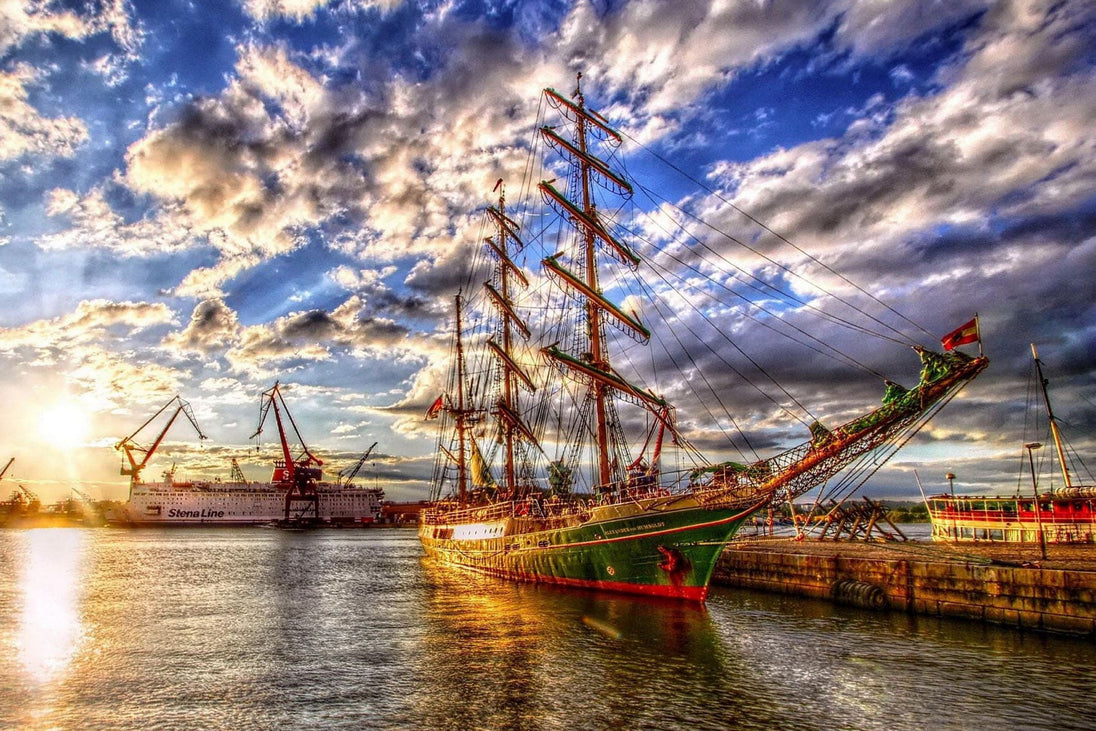 Diamond Painting mit historischem Großsegler im Hafen unter dramatischem Himmel bei Sonnenuntergang.
