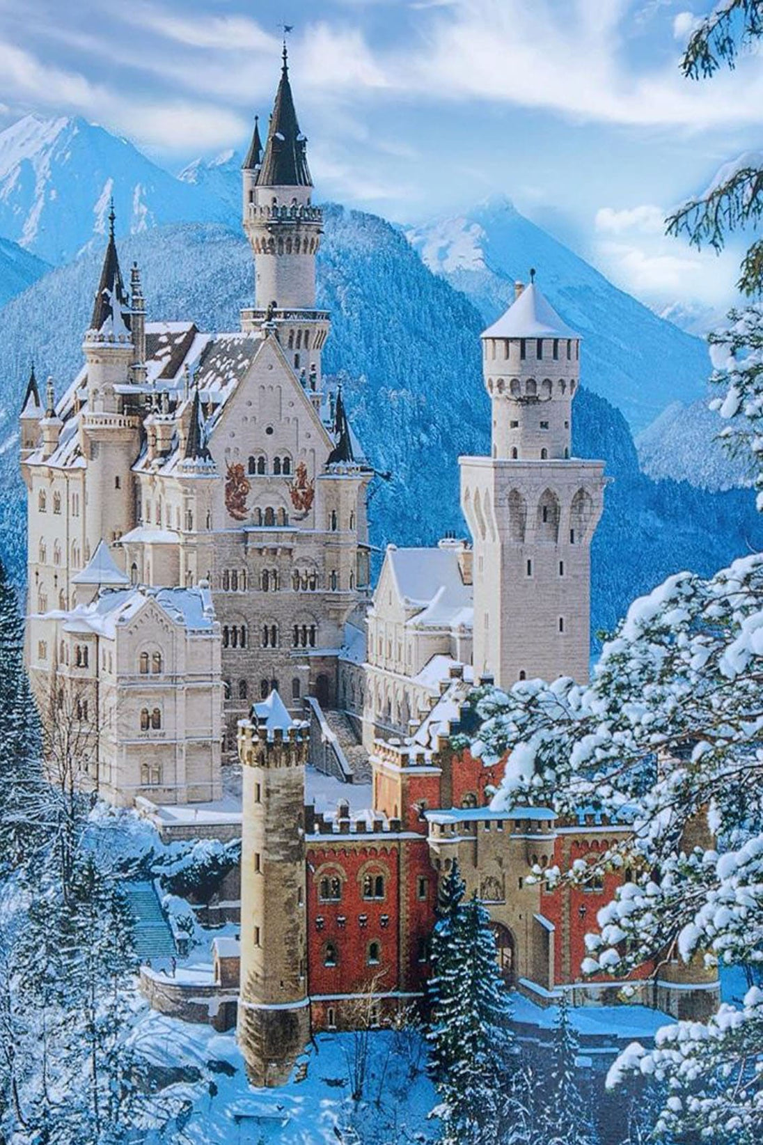 Diamond Painting mit Schloss Neuschwanstein im Winter vor schneebedeckten Alpen und Tannen.
