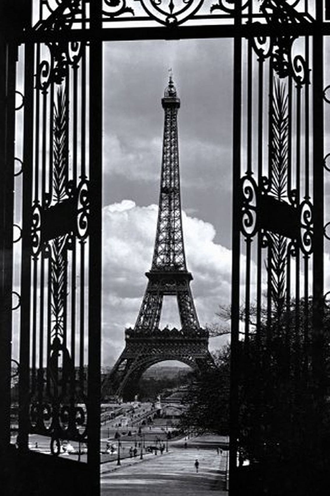 Diamond Painting mit Eiffelturm in Schwarz-Weiß, eingerahmt von einem kunstvollen schmiedeeisernen Tor.