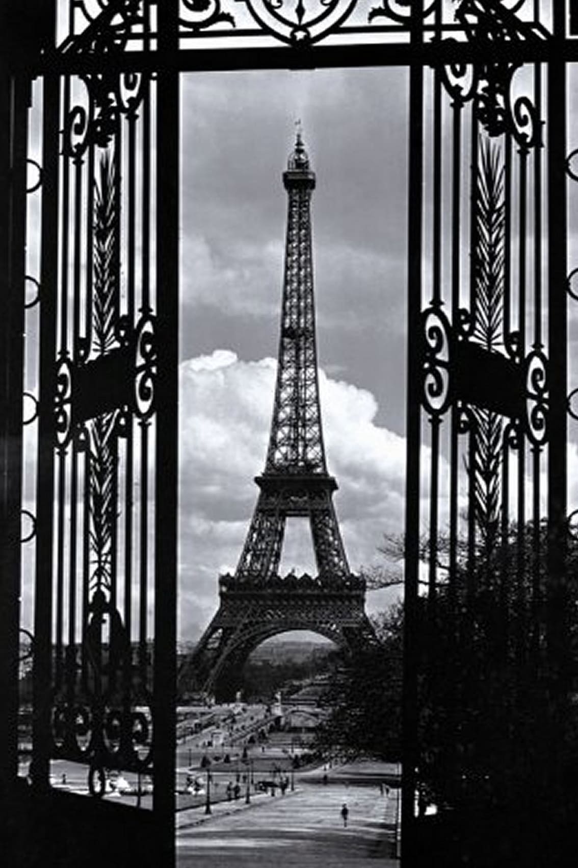 Diamond Painting mit Eiffelturm in Schwarz-Weiß, eingerahmt von einem kunstvollen schmiedeeisernen Tor.