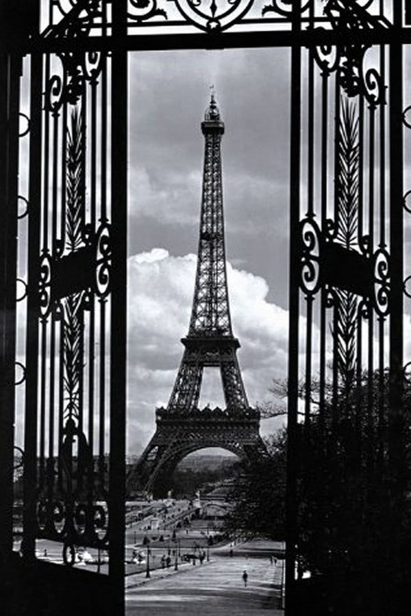 Diamond Painting mit Eiffelturm in Schwarz-Weiß, eingerahmt von einem kunstvollen schmiedeeisernen Tor.