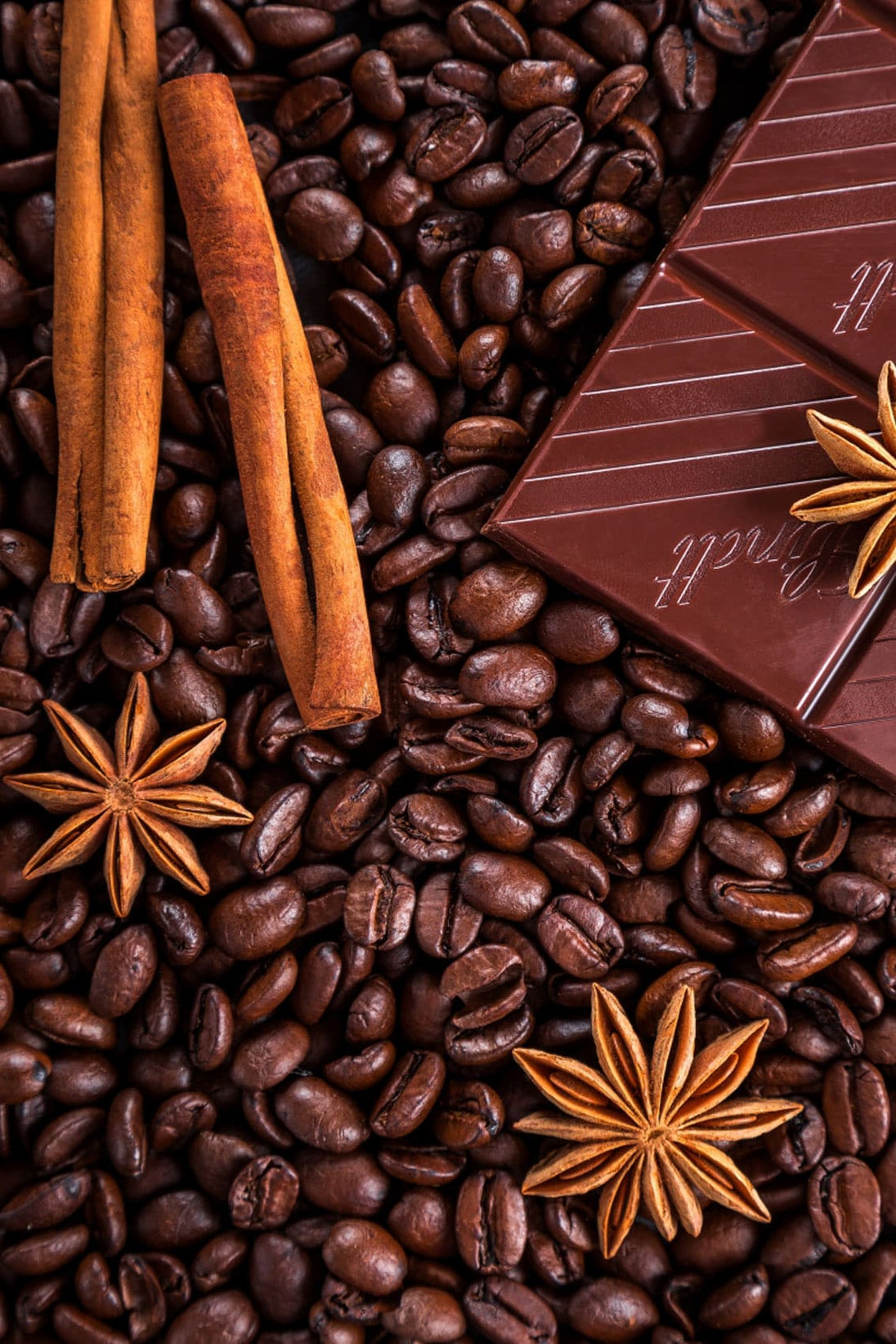 Diamond Painting mit Kaffeebohnen, Schokolade, Zimtstangen und Sternanis in fotorealistischer Darstellung.