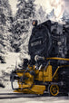 Diamond Painting mit historischer Dampflokomotive auf verschneiten Gleisen im winterlichen Wald.